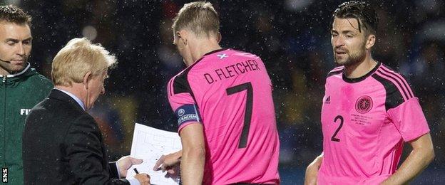 Scotland coach Gordon Strachan gives instructions to Darren Fletcher