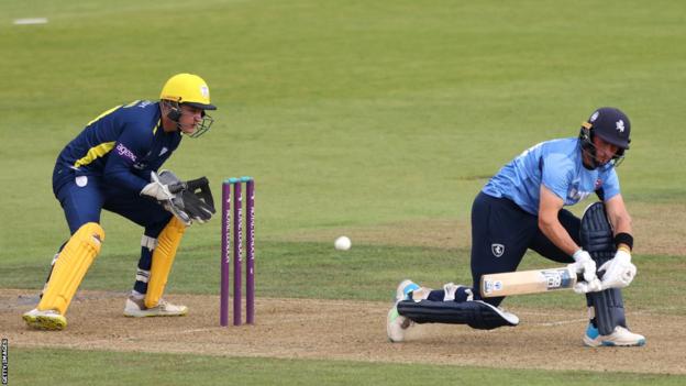Hampshire wicketkeeper-batter Ben Brown has signed a new contract with the club.