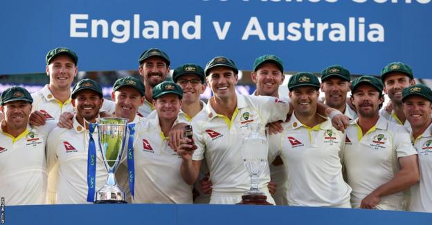 Australia celebrate retaining the Ashes after their 2-2 draw with England