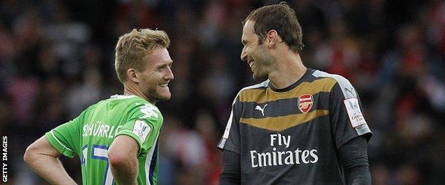 Arsenal goalkeeper Petr Cech (right)