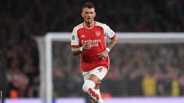 Ben White ra sân trong trận Arsenal gặp Porto ở Champions League