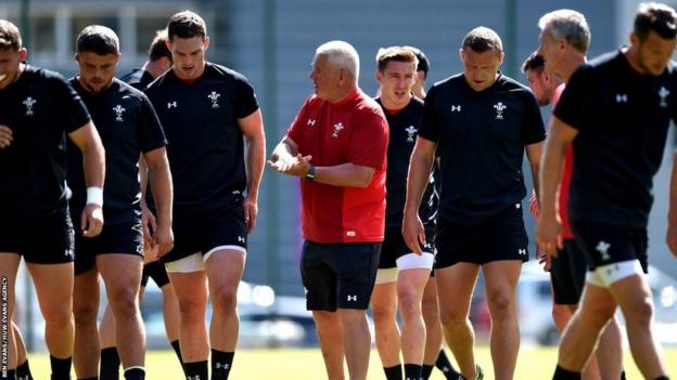 Warren Gatland speaks with Wales squad during Swiss training camp