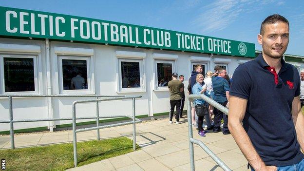 Craig Gordon visits Celtic's ticket office