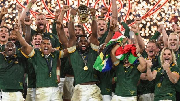 Siya Kolisi lifts the Rugby World Cup trophy