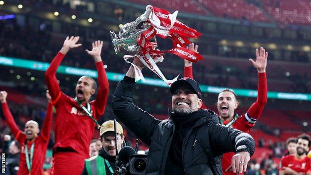 L'entraîneur de Liverpool, Jurgen Klopp, célèbre sa victoire en Coupe EFL cette saison après avoir battu Chelsea en finale