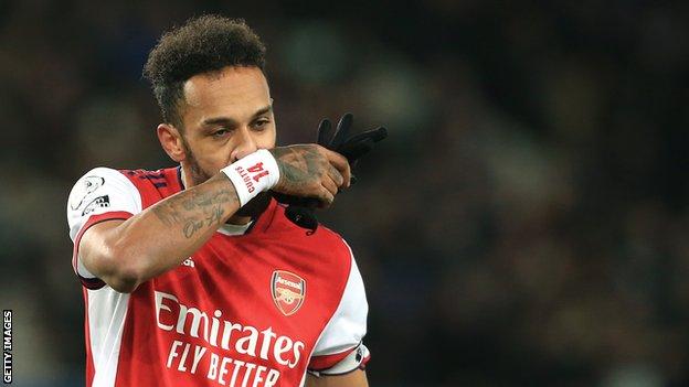 Pierre-Emerick Aubameyang semble découragé en jouant pour Arsenal