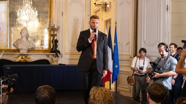 Dan Biggar delivers a two-minute speech in French at Wales' official World Cup welcome ceremony in Versailles