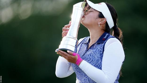 Lilia Vu kisses the Women's Open trophy