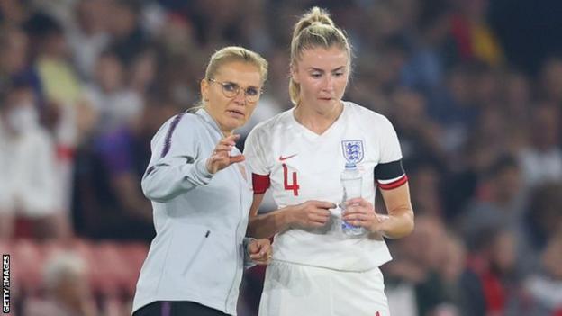 La jefa de Inglaterra Sarina Wiegman (izquierda) en su primer partido a cargo de Inglaterra