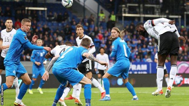 Deutschlands Antonio Rüdiger erzielt das zweite Tor seiner Mannschaft