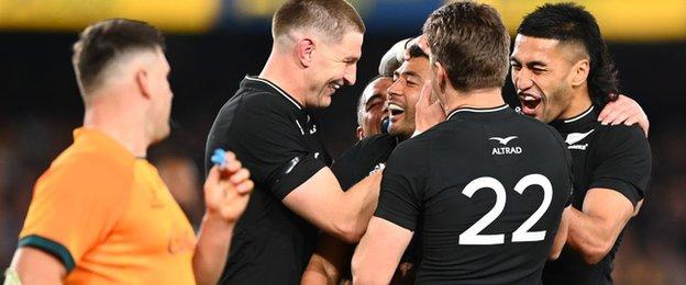 New Zealand celebrate winning Bledisloe Cup