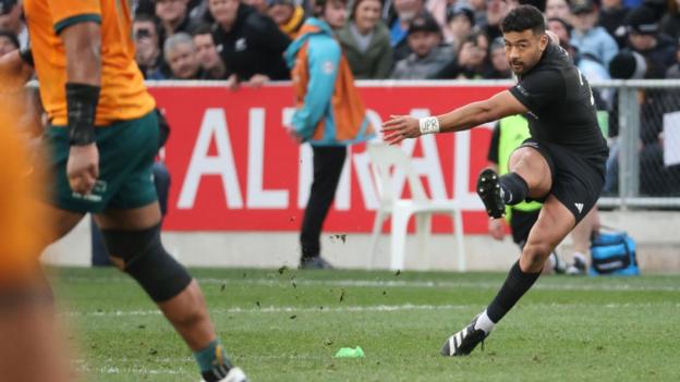 Richie Mo'unga's late penalty saw New Zealand to victory