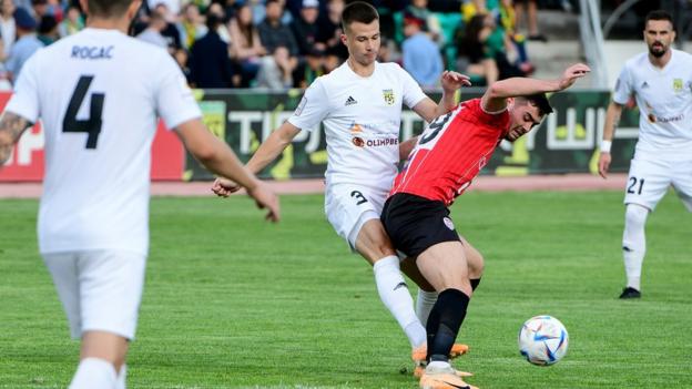 Derry City’s Cian Kavanagh with Roman Asrankulov of Tobol