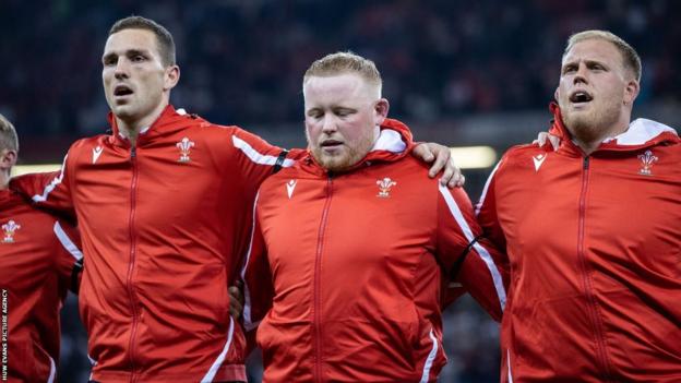 Keiron Assiratti (centre) flanked by Corey Domachowski and George North