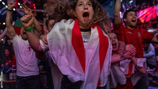 Aficionado de Inglaterra celebra en Londres