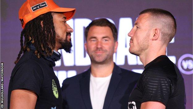 Les deux combattants s'affrontent avec Eddie Hearn entre eux.  Andrade à gauche du plan, Williams à droite