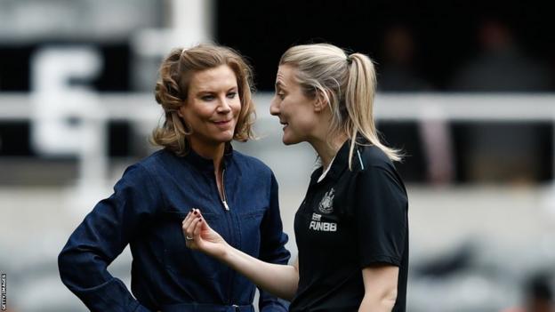 La copropietaria del Newcastle United, Amanda Staveley, conversa con la directora del Newcastle Women, Becky Langley