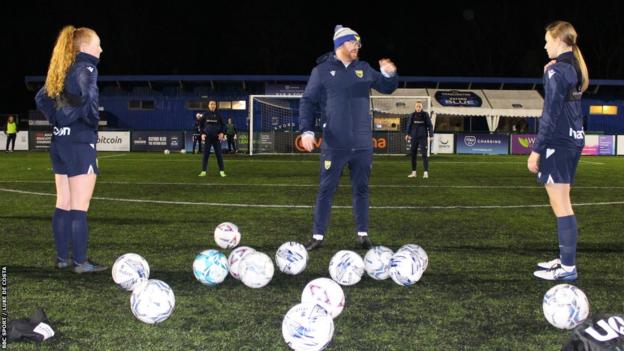 Las mujeres de Oxford United se moverán a un juego del Campeonato si pueden vencer a Ipswich y reclamar el título de la División Premier del Sur el domingo.