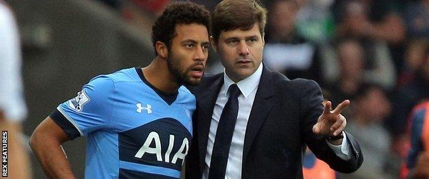 Tottenham boss Mauricio Pochettino gives instructions to Mousa Dembele