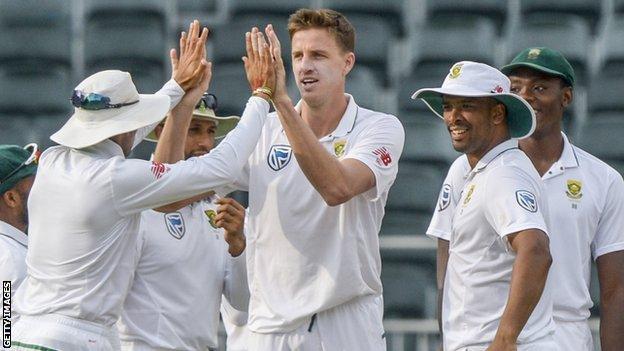 Morne Morkel (centre) was playing his last Test beefore retiring from international cricket