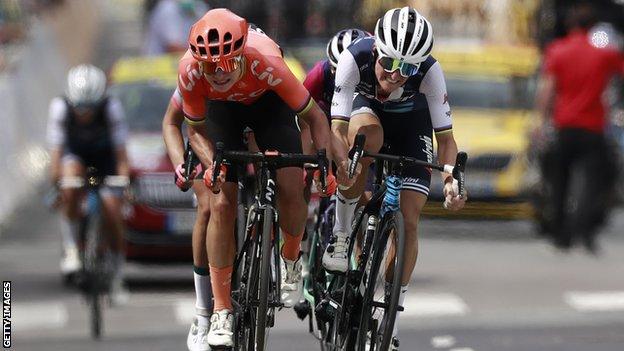 Lizzie Deignan alongside Marianne Vos in a sprint finish to the line in La Course