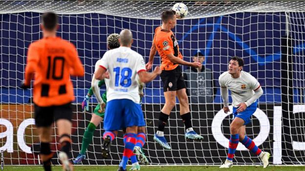 Shakhtar Donetsk 1-0 Barcelona: Barca miss out on early chance to reach Champions League knockouts - BBC Sport