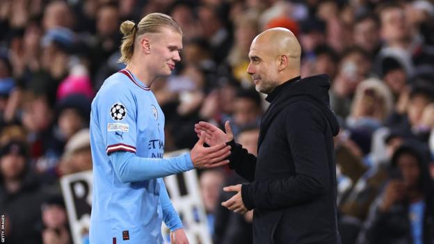 Pep Guardiola y Erling Haaland se dan la mano