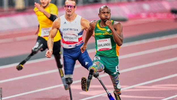 Ntando Mahlangu sprinting in the Tokyo Paralympics T61 200m final, with Richard Whitehead behind him