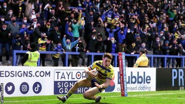 Les fans de Warrington regardent au stade Halliwell Jones