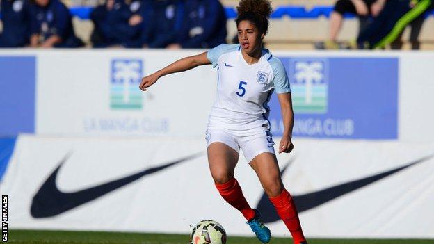 Gabby George joue pour l'Angleterre