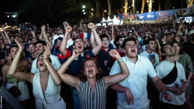 Los aficionados en Toulouse celebran la victoria de Francia