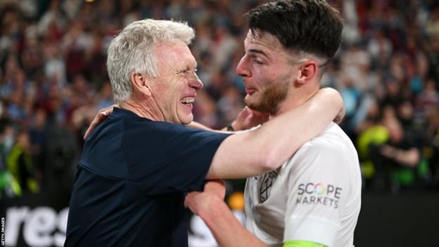 West Ham manager David Moyes celebrates with player Declan Rice