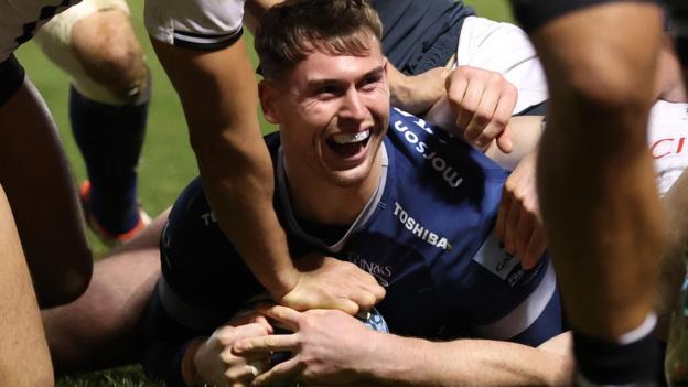Tom Roebuck goes over for Sale Sharks' second try against Saracens