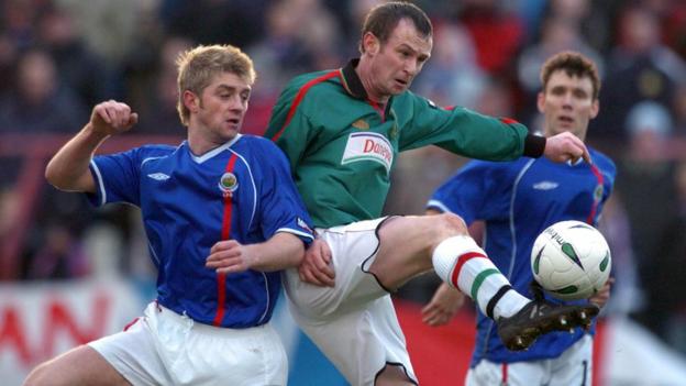 After a club career which took him to clubs in England, Scotland and the USA, O'Neill returned to Northern Ireland to play for Belfast club Glentoran