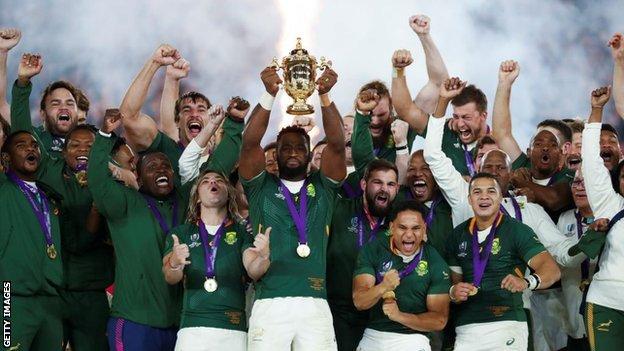 Siya Kolisi lifting 2019 World Cup