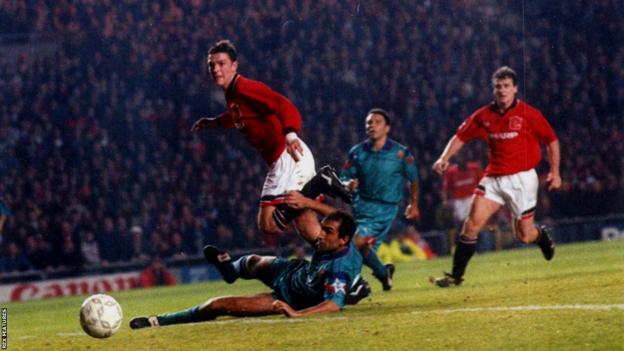 Lee Sharpe scores for Manchester United against Barcelona in the Champions League in 1994