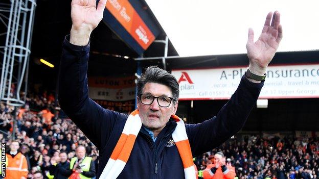 Mick Harford celebrates with Luton fans