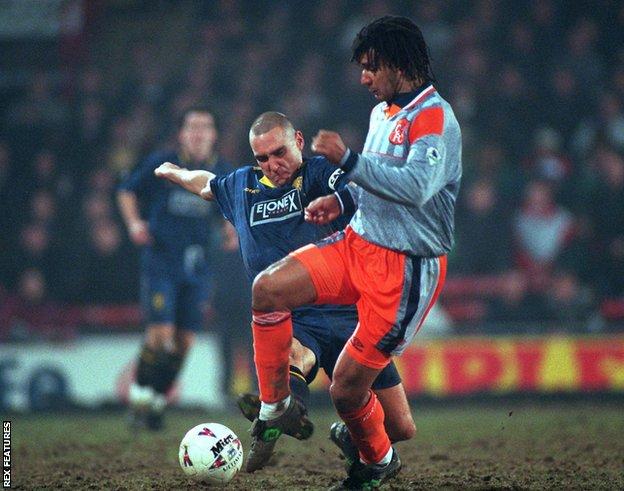 Jones challenging Gullit during a muddy FA Cup 6th round replay at Selhurst Park, in March 1996