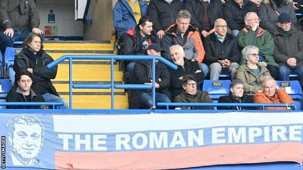 Bandera de 'El Imperio Romano' en Stamford Bridge