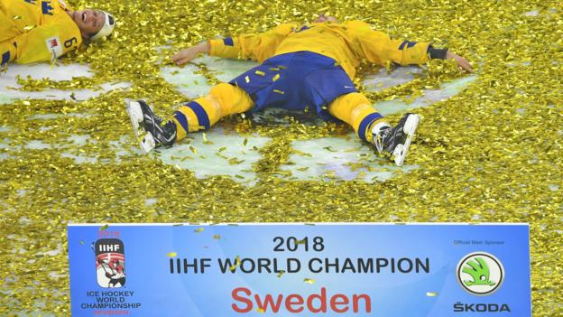 Sweden's players celebrate after the final match Sweden vs Switzerland of the 2018 IIHF Ice Hockey World Championship at the Royal Arena in Copenhagen, Denmark, on May 20, 2018. (Photo by JOE KLAMAR / AFP) (Photo credit should read JOE KLAMAR/AFP/Getty Images)