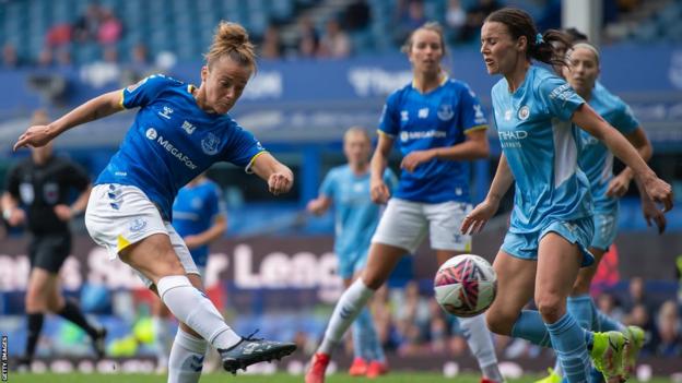 Las mujeres del Everton juegan contra el Manchester City en Goodison Park