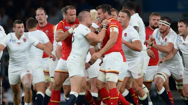 Jamie Roberts tries to break up fight between Mike Brown and Sam Warburton