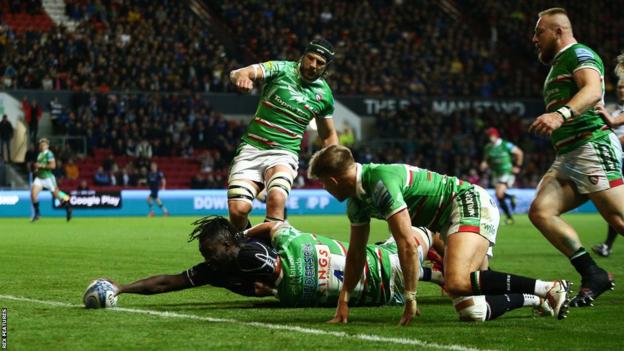 Gabriel Ibitoye stretches over to score Bristol's first try against Leicester