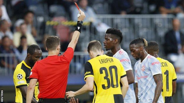 The referee shows Aaron Wan-Bissaka a red card against Young Boys