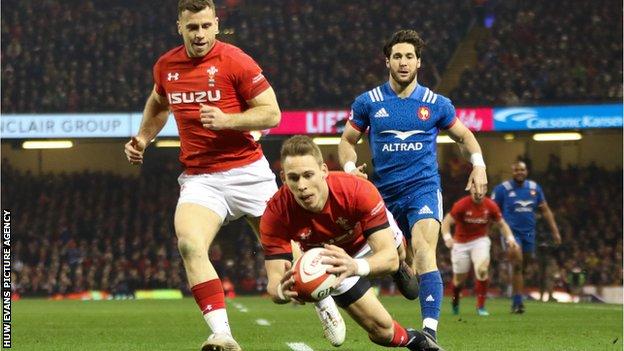 Liam Williams going over to score