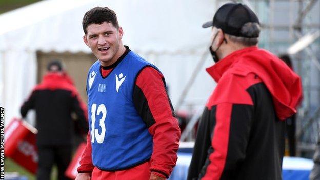 James Botham chatting to Wales head coach Wayne Pivac in training