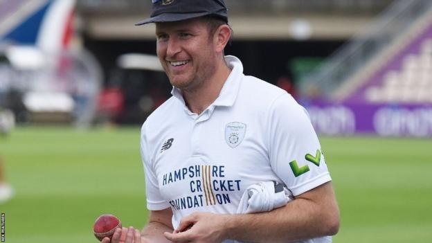  Liam Dawson posa con la pelota de críquet