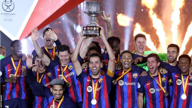 Real Madrid 1-3 Barcelona: Javi brilla mientras Xavi se lleva su primer trofeo al ganar la Supercopa de España