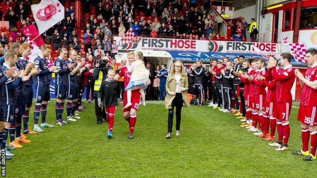 Barry Robson was given a guard of honour ahead of Saturday's match at Pittodrie