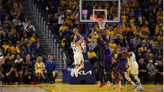 NBA play-offs: Golden State Warriors beat Los Angeles Lakers 127-100 to  level series - BBC Sport